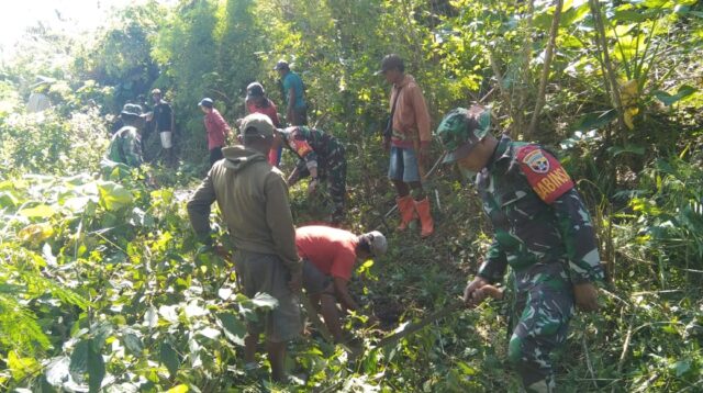 Babinsa Koramil 01/Lewa Bersama Warga Gotong Royong Bersihkan Saluran Irigasi di Desa Laihau