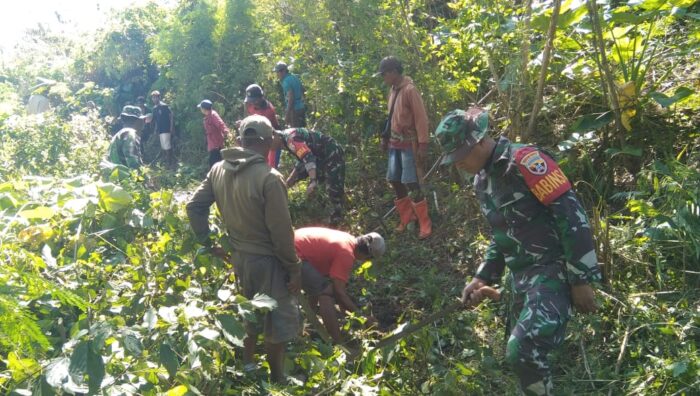 Babinsa Koramil 01/Lewa Bersama Warga Gotong Royong Bersihkan Saluran Irigasi di Desa Laihau Babinsa Koramil 01/Lewa Bersama Warga Gotong Royong Bersihkan Saluran Irigasi di Desa Laihau