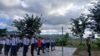 Babinsa Sertu Arifudin Latih PBB Siswa Baru SMK Negeri 1 Lamboya Saat MPLS