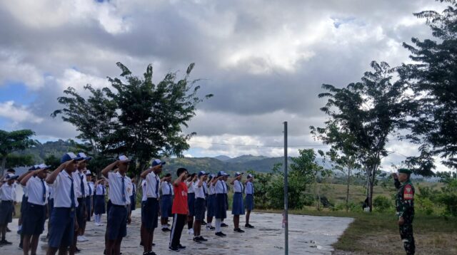 Babinsa Sertu Arifudin Latih PBB Siswa Baru SMK Negeri 1 Lamboya Saat MPLS