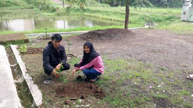 Cinta dan Alam Menyatu: Calon Pengantin Tanam Pohon di KUA Bungursari sebagai Simbol Ekoteologi