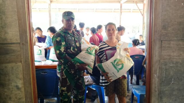 Sinergi Babinsa dan Pemdes Sukseskan Bantuan Beras Kemensos
