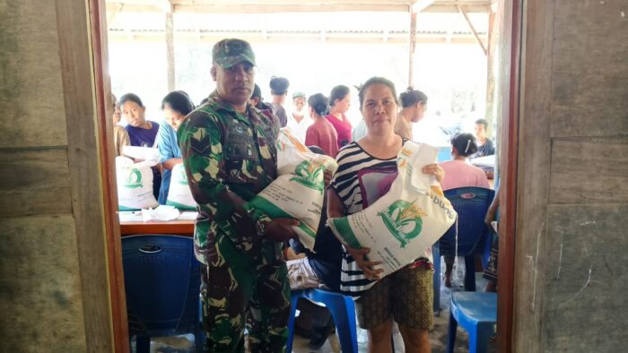 Sinergi Babinsa dan Pemdes Sukseskan Bantuan Beras Kemensos Sinergi Babinsa dan Pemdes Sukseskan Bantuan Beras Kemensos