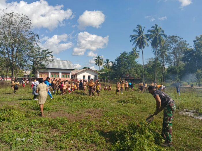 Sambut HUT RI ke-80, Babinsa dan Warga Karera Gelar Kerja Bakti di Lapangan Kecamatan