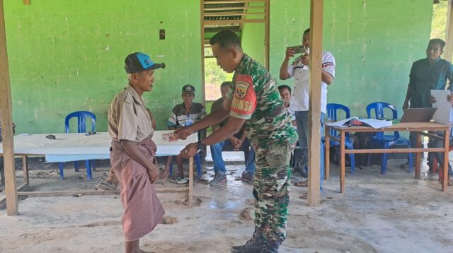Upaya Mendukung Program Kesejahteraan Masyarakat, Babinsa Koramil 06/Karera Dampingi Penyaluran BLT-DD