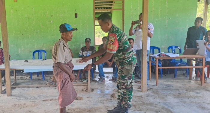 Upaya Mendukung Program Kesejahteraan Masyarakat, Babinsa Koramil 06/Karera Dampingi Penyaluran BLT-DD Upaya Mendukung Program Kesejahteraan Masyarakat, Babinsa Koramil 06/Karera Dampingi Penyaluran BLT-DD