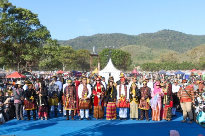 Festival Lakey 2025 Pecahkan Rekor MURI, Gubernur NTB Ajak Dompu Terus Bersinar