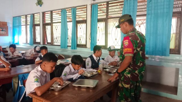 Babinsa Koramil 1608-01/Rasanae Dampingi Pembagian Makan Bergizi Gratis di Kota Bima