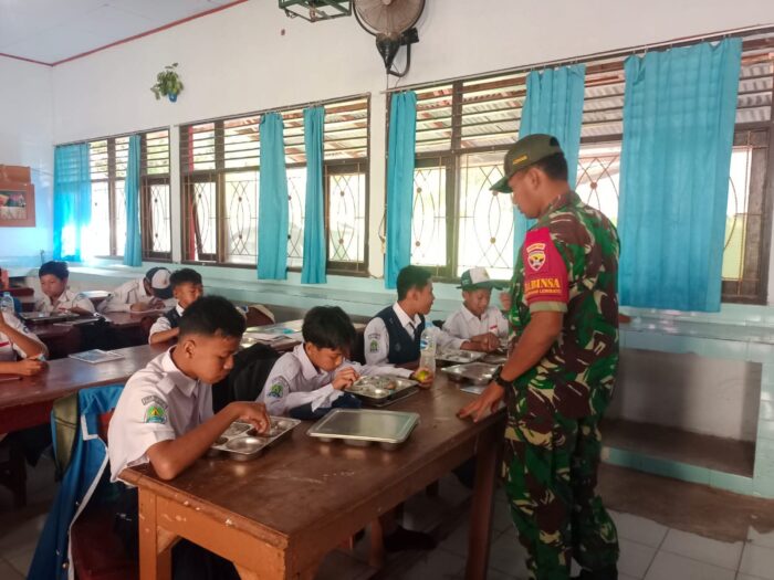 Babinsa Koramil 1608-01/Rasanae Dampingi Pembagian Makan Bergizi Gratis di Kota Bima Babinsa Koramil 1608-01/Rasanae Dampingi Pembagian Makan Bergizi Gratis di Kota Bima