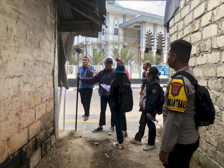 Bhabinkamtibmas Kawal Pengukuran Tanah di Komerda, Pastikan Proses Aman dan Tertib