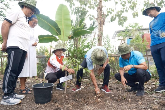 Kolaborasi untuk Ketahanan Pangan : Wakil Gubernur Johni Asadoma Resmikan Kebun Hortikultura di Labuan Bajo