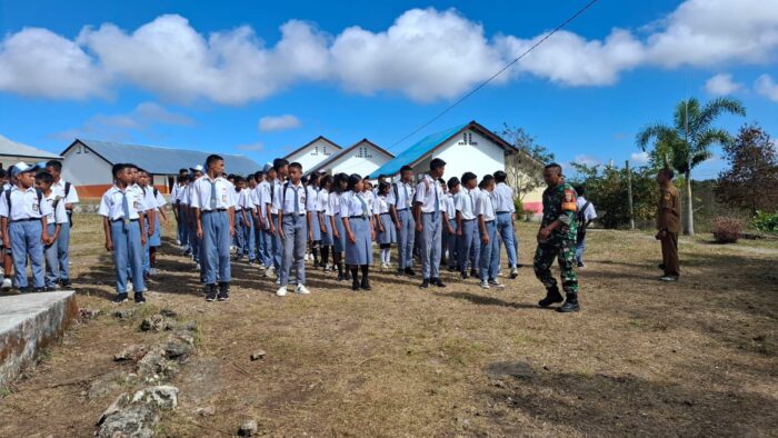 Babinsa Koramil Lewa Seleksi Calon Paskibraka di SMA N 1 Nggoa