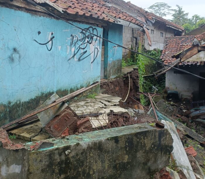 Rumah Warga Kampung Gawir Roboh tak Kuat Nahan Beban, Respons Pemerintah Desa Dipertanyakan