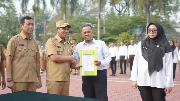 Bupati Karawang H. Aep Syaepuloh Lantik 13 Pejabat Fungsional