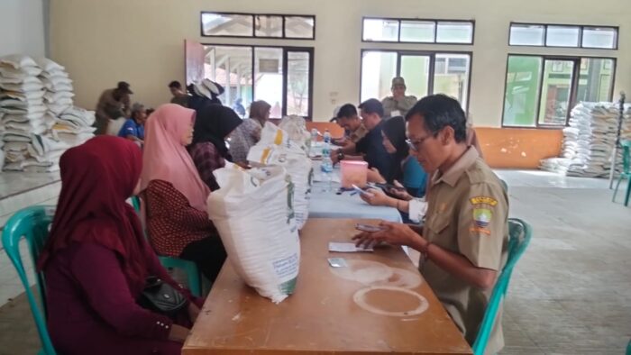 Demi Beras Gratis 20 kg, Ratusan Warga Desa Cipeundeuy Rela Mengantri