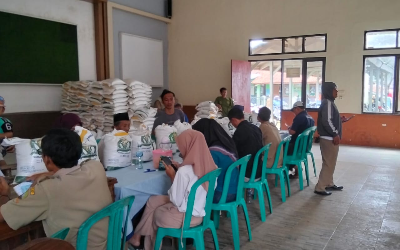 Demi Beras Gratis 20 kg, Ratusan Warga Desa Cipeundeuy Rela Mengantri