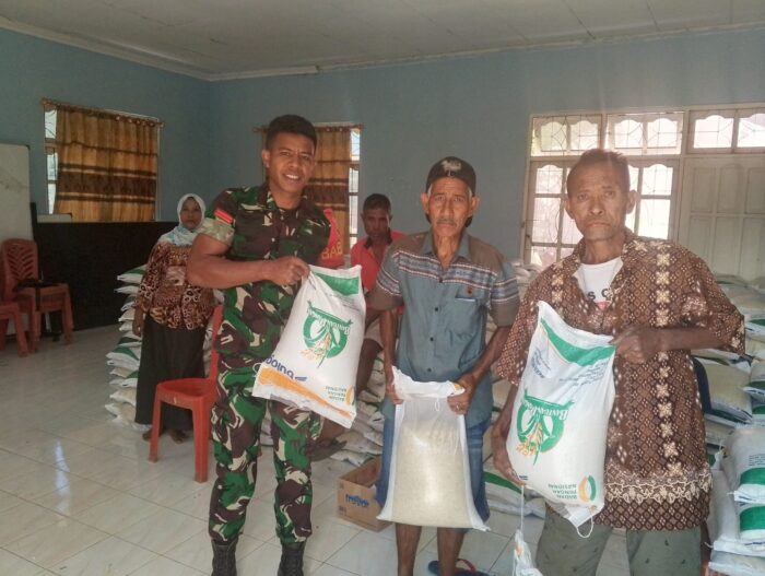 Babinsa Pahunga Lodu Kawal Penyaluran 1.266 Karung Beras Bantuan Pemerintah