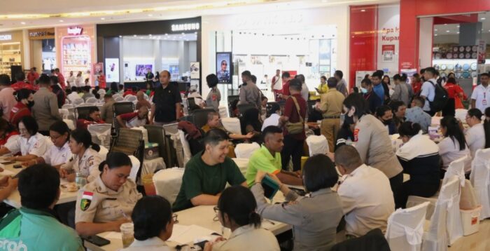 Aksi Nyata Merah Putih: PSMTI dan Polda NTT Gelar Donor Darah Berhadiah dan Bagikan Sembako
