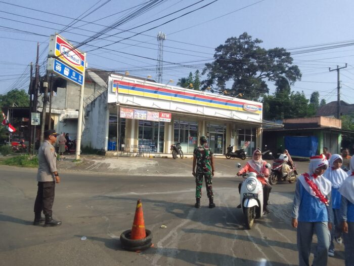 Anggota Koramil 0106/Menes, Amankan Lomba Gerak Jalan Dalam Rangka HUT Ke-80 RI di Kecamatan Menes