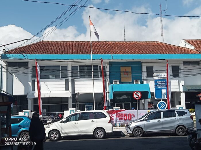 Simbol Negara Terabaikan, Bendera Robek Tetap Berkibar di PLN UP3 Tasikmalaya