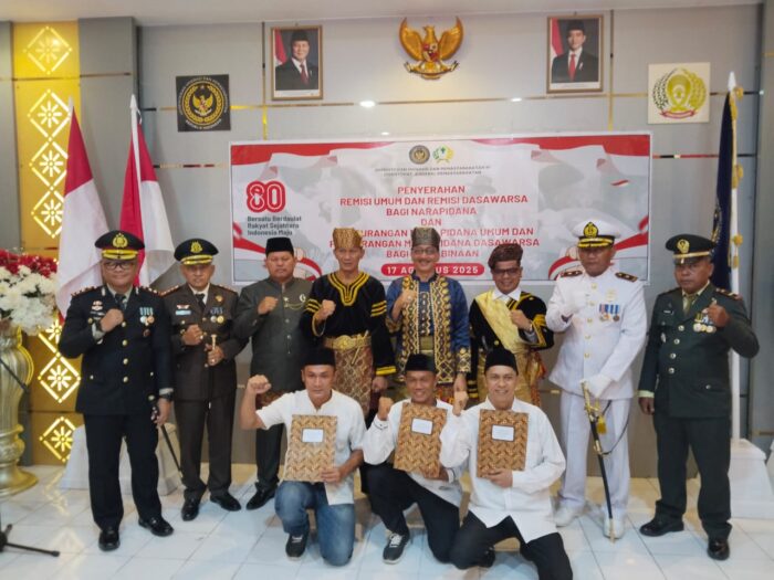 Usai Peringati HUT RI, Bupati Hendrajoni Serahkan Remisi Umum 71 Orang dan Remisi Dasawarsa 82 Orang di Rutan Kelas II Painan