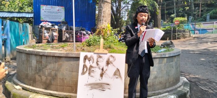 Seniman Gelar Upacara HUT RI di Depan TPST Babakan Siliwangi, Protes Pencemaran Lingkungan