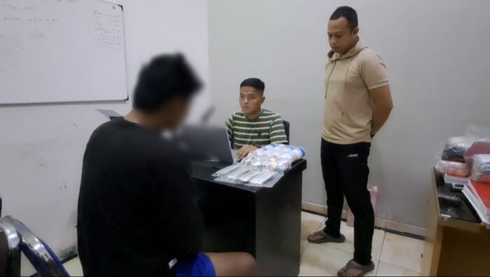 Satresnarkoba Polres Karawang Gerebek Rumah di Ciampel Dijadikan Tempat Penyimpanan Obat Terlarang