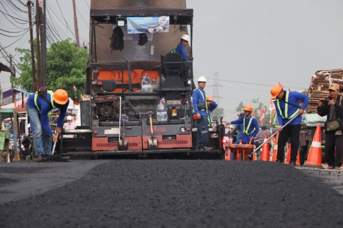 Aspal Plastik “Asli Cantik” Hemat 50% Anggaran Jalan di Bekasi