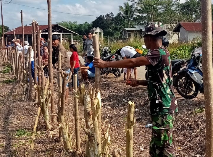 Babinsa Koramil 01/Lewa dan Warga Gotong Royong Buat Pagar Indah Sambut HUT RI ke-80