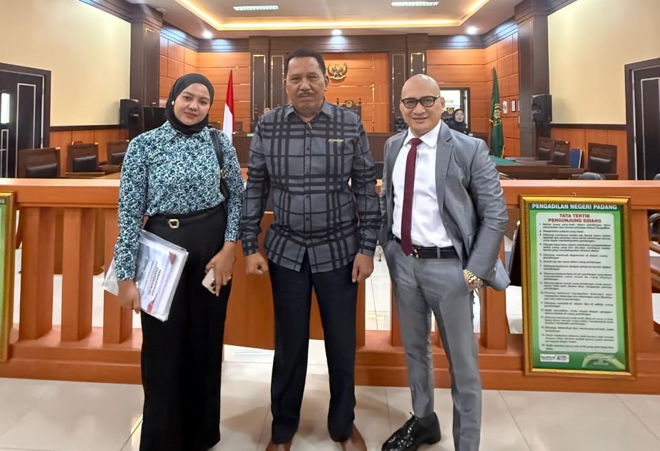 Sidang Pertama Kasus Dugaan Korupsi Relokasi RSUD Tipe C Painan, Kajati Sumbar selaku Termohon Tidak Hadir Pdang sergap.c — Sidang perdana praperadilan terkait penghentian penyidikan perkara dugaan tindak pidana korupsi pembangunan relokasi RSUD Tipe C Dr. M. Zein Painan tahun anggaran 2015–2016 digelar hari ini Senin (11/8) di Pengadilan Negeri Padang, Kelas IA. Perkara yang terdaftar dengan nomor 13/Pid.Pra/2025/PN.Pdg ini diajukan oleh M. Husni selaku Pemohon yang bertindak atas nama Gerakan Nasional Pengawas Tindak Pidana Korupsi (GNP TIPIKOR) Sumatera Barat sekaligus masyarakat Pesisir Selatan. Sementara itu, Kepala Kejaksaan Tinggi Sumatera Barat selaku penyidik menjadi Termohon dalam perkara ini. Namun, dalam sidang perdana hari ini, pihak Termohon, yaitu Kejati Sumbar, tidak hadir di persidangan. Hakim tunggal Adityo Danur Utomo, tetap membuka persidangan meski termohon tidak hadir, dan memutuskan untuk memanggil kembali pihak Kejati Sumbar pada sidang berikutnya pada Senin (25/8) mendatang. Penasihat hukum Pemohon, Dr. Suharizal, S.H., M.H., M.M., CLA, menyayangkan ketidakhadiran Termohon pada sidang perdana ini. “Kami berharap Kejati Sumbar menghormati proses hukum yang sedang berjalan. Ketidakhadiran ini tentu menghambat jalannya persidangan, padahal perkara ini menyangkut kepentingan publik dan transparansi penegakan hukum,” ujarnya. Dr. Suharizal, menyebut penghentian perkara pada Maret 2023 tersebut janggal. Ia mengungkapkan, Surat Penghentian Penyidikan (SP3) Nomor: PRINT-264/L.3/Fd.1/03/2023 tanggal 10 Maret 2023, yang diterbitkan oleh Kepala Kejati Sumbar kala itu, Yusron, dikeluarkan dengan alasan tidak cukup bukti. “Padahal, hasil perhitungan kerugian negara dari BPKP Perwakilan Sumatera Barat dan Inspektorat Pesisir Selatan menunjukkan adanya kerugian hampir Rp33 miliar. Bahkan, kajian dari salah satu perguruan tinggi menemukan bangunan RSUD baru tersebut tidak layak,” kata Suharizal. Sementara itu, Pemohon, M. Husni, menegaskan bahwa praperadilan ini merupakan langkah untuk memastikan tidak ada penghentian penyidikan secara sewenang-wenang. “Sebelumnya oleh Kejaksaan Tinggi Kasus dugaan dugaan tindak pidana korupsi pembangunan relokasi RSUD Dr. M. Zein Painan, ini sudah dinaikkan ke tahap Sidik melalui SPDP. Namun pada tahun 2023 terbitlah SP3 dengan alasan tidak cukup bukti. Keterangan tidak cukup bukti yang dikeluarkan oleh Kajati inilah yg dipertanyakan oleh masyarakat dan diuji disidang prapradilan. Namun ternyata kajati tidak hadir, ada apa?,” ungkapnya dengan Kekecawaan. Menurutnya, pembangunan relokasi RSUD Dr. M. Zein Painan tahun anggaran 2015–2016 tidak memenuhi ketentuan lokasi sebagaimana diatur dalam Peraturan Menteri Kesehatan Nomor 56 Tahun 2014 tentang Klasifikasi dan Perizinan Rumah