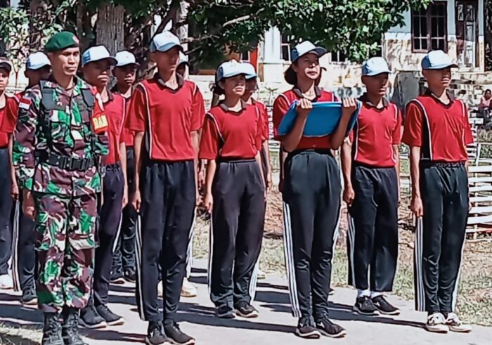 Jelang 17 Agustus, Babinsa dan Polsek Rindi Umalulu Latih Paskibra dengan Disiplin Tinggi