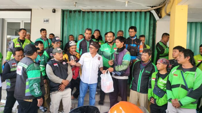 Forkopimda dan Aliansi Ormas Bekasi Bagikan 1.000 Paket Makanan untuk Ojol