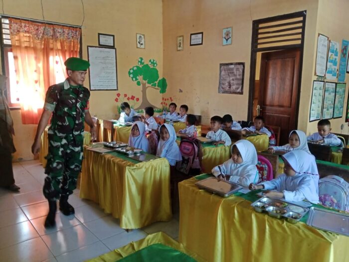 Koramil 1608-03/Sape Pastikan Distribusi Makan Bergizi di Desa Parangina dan Lambu Berjalan Lancar