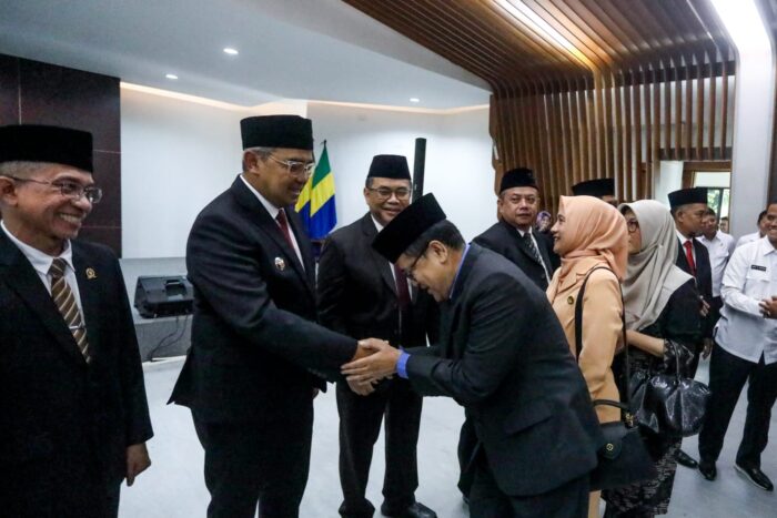 Farhan Lantik Salman Fauzi sebagai Kepala Kesbangpol Kota Bandung Farhan Lantik Salman Fauzi sebagai Kepala Kesbangpol Kota Bandung