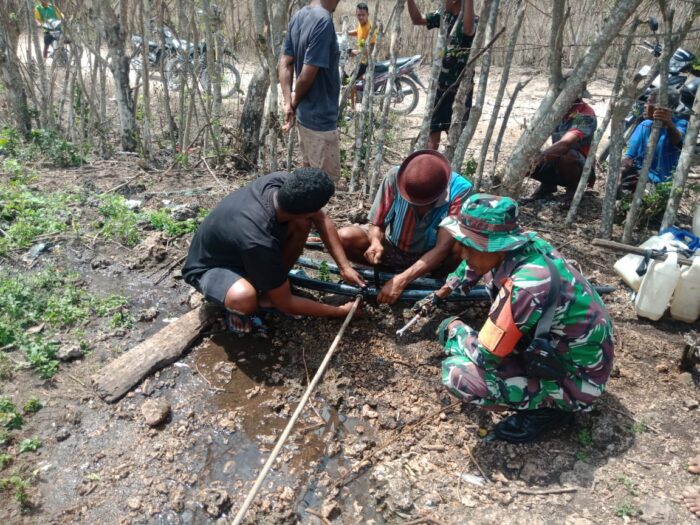 Atasi Keluhan Warga, Babinsa dan Pemdes Luku Wingir Benahi Pipa Air