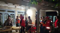 Polisi, BPBD, dan Warga Evakuasi Korban Banjir Bandang di Lampung Barat