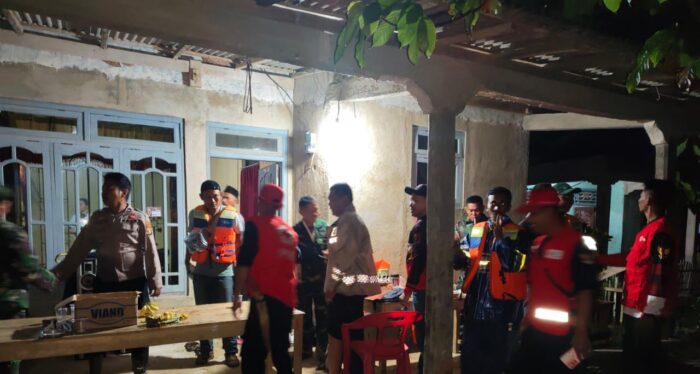 Polisi, BPBD, dan Warga Evakuasi Korban Banjir Bandang di Lampung Barat