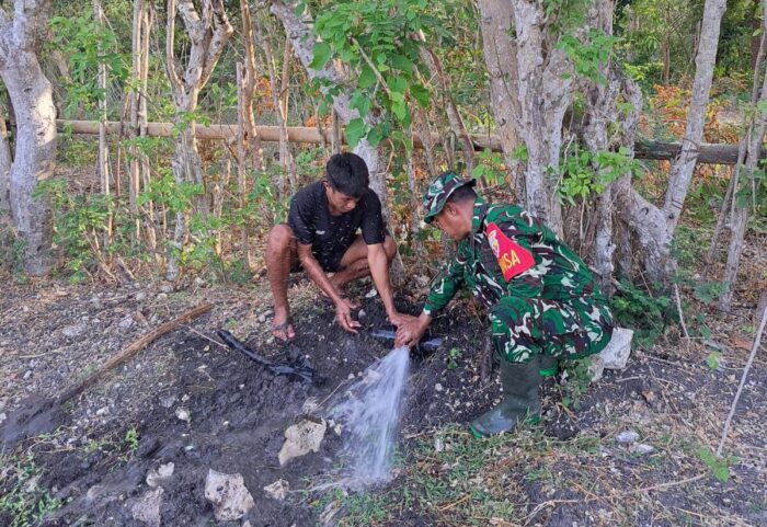 Babinsa Lewa Turun Tangan Perbaiki Pipa Air Bersih di Desa Matawai Amahu