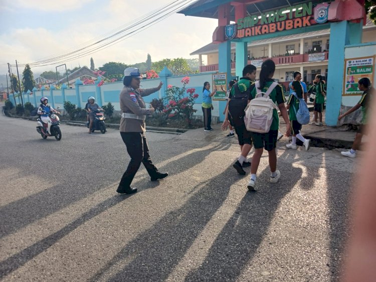 Satlantas Sumba Barat Intensifkan Gatur Pagi di Depan Sekolah Satlantas Sumba Barat Intensifkan Gatur Pagi di Depan Sekolah