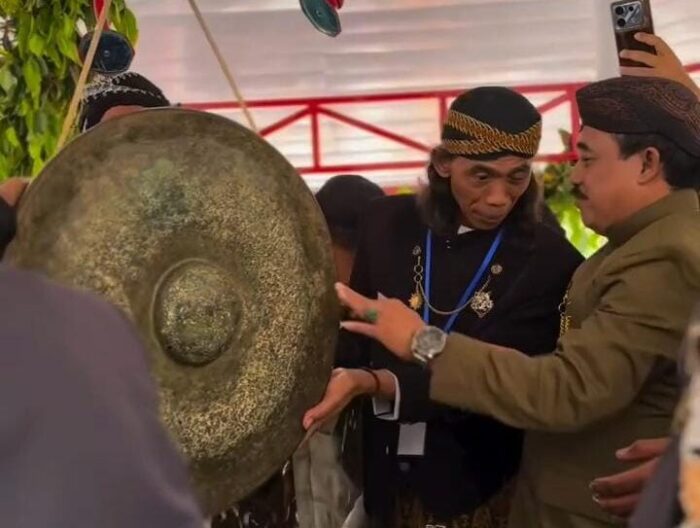 Tradisi Jamasan Gong Kiyai Pradah, Wakil Ketua I DPRD Kabupaten Blitar Hadir di Alun-Alun Lodoyo