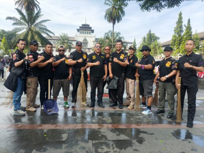 KBPP Polri dan Pemkot Bandung Gelar Aksi Bebersih, Warga Sambut Antusias