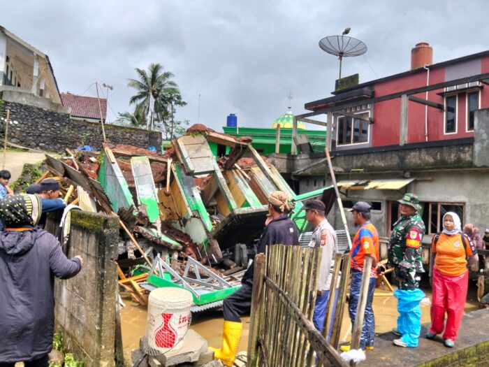 Pergeseran Tanah di Tasikmalaya, MCK DKM Ambruk Hantam Dapur Rumah Warga