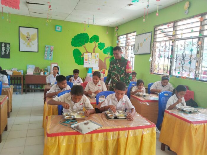 TNI Kawal Program MBG, 5.548 Siswa di Waingapu Terima Manfaat