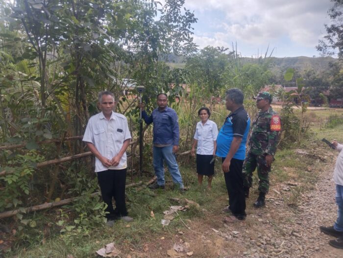 TNI Bantu Kelancaran Penataan Aset Sekolah di Desa Billa