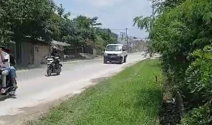 Warga Panimbang Jaya Resah, Limbah Batching Plant Berceceran di Jalan
