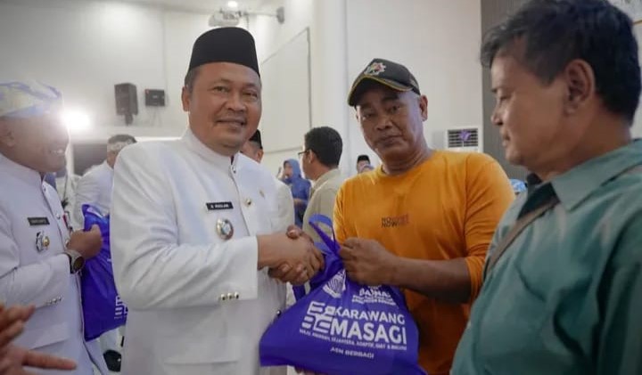 ASN Karawang Bagikan 891 Paket Sembako di Hari Jadi ke-392