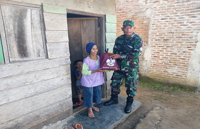 Bersama Rakyat TNI Kuat, Kodim 0424/Tanggamus Tebar Berkah Lewat Aksi Sosial