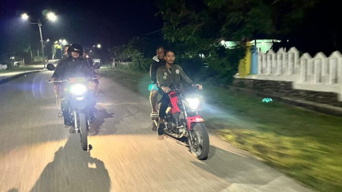 Patroli Malam Babinsa di Weekarou, Wujud Sinergi TNI dan Masyarakat