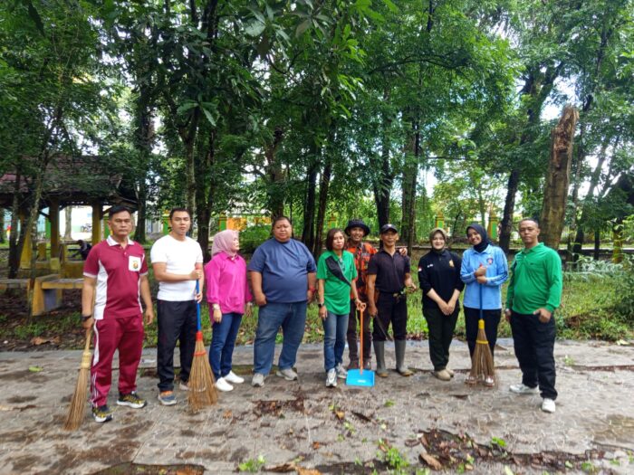 Hari Bersih-Bersih Sedunia, Pemkab Bersama Pemuda Pancasila Kabupaten Muara Enim,Gotong Royong Bersihkan Hutan Kota Sungai Aur Muara Enim