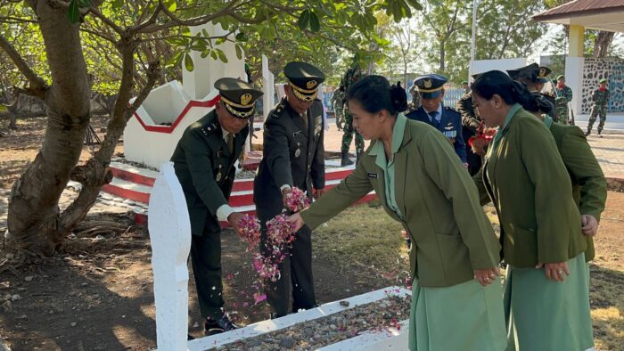 Kenang Jasa Pahlawan, Kodim 1601 Sumba Timur Ziarah ke TMP Waingapu